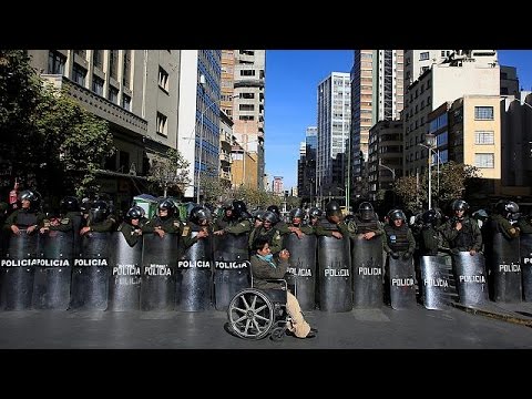 شاهد نشطاء يتحدون الإعاقة بمواجهة الشرطة في بوليفيا