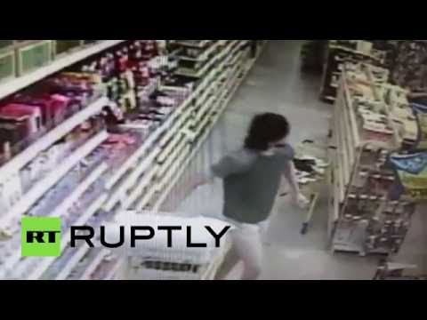 محاولة اختطاف طفلة من أمها داخل سوبر ماركت