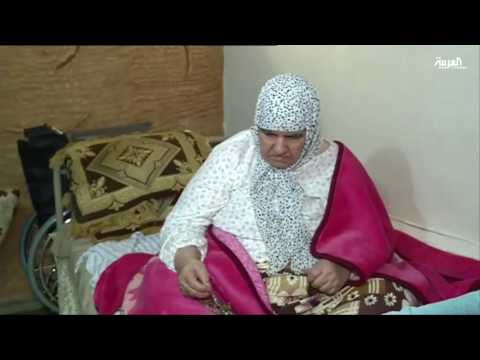 امرأة تستغل مهارتها في الخياطة لتعيل والدتها