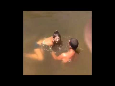 شاهد فتاة تمسك سمكة بيدها من بحيرة