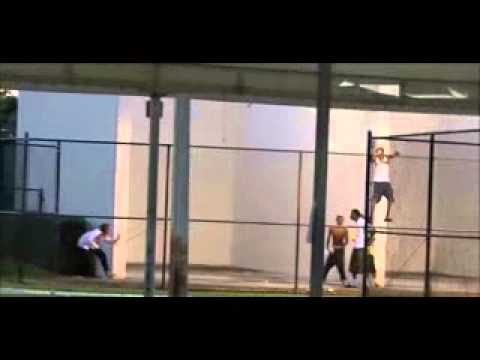 الزومبي ملطخ بالدماء يسير على الأقدام