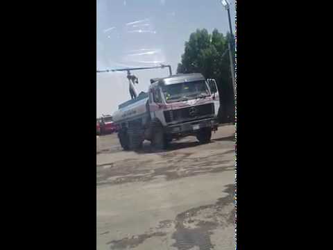 شاهد فتيات يوزعن وجبات الإفطار على المارة يثير جدلًا في السعودية