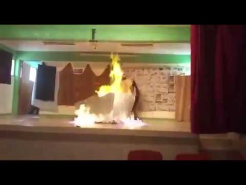 لحظة اشتعال النيران فى طالبتين أثناء أداء مسرحية بالمكسيك