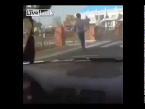 شحاذ روماني يعبر الشارع كالطلقة ويتسول بعكازين