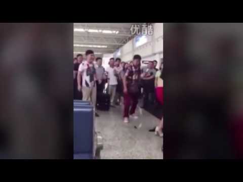 بالفيديو سيدة تضبط زوجها مع عشيقته في المطار