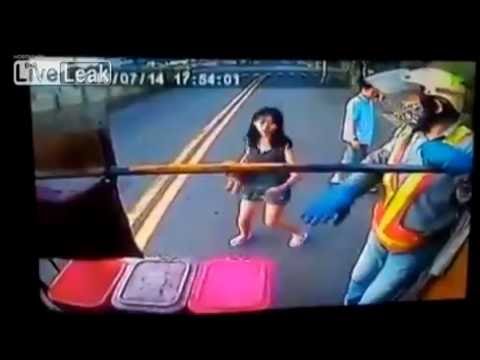 بالفيديو موقف محرج لامرأة أثناء محاولتها التخلص من القمامة