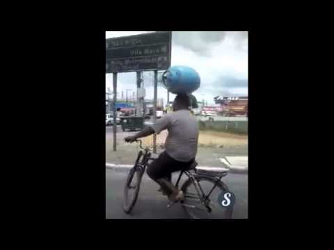 برازيلي يقود الدراجة حاملًا أنبوبة غاز