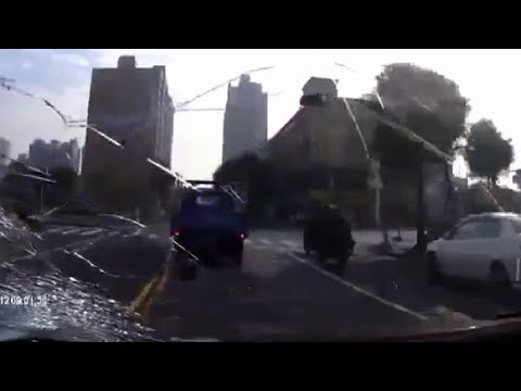 سائق يصدم كل ما يقابله متعمدًا