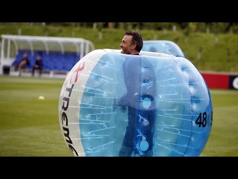 شاهد مباراة بابل فوتبول بين لاعبى برشلونة ومدربيها
