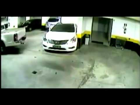 سائق يركن سيارته ويتسبب في كارثة