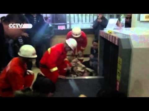 إنقاذ طفل علق في بوابة إلكترونية