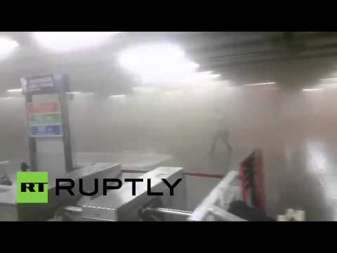 لحظة انفجار عبوة ناسفة في محطة مترو بشيلي