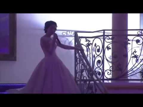 شاهد أجمل عروسة تسحر المعازيم بصوتها أثناء الغناء لعريسها