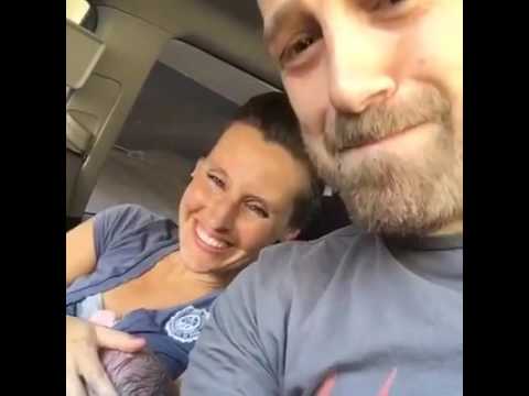 شاهد أميركية تضع مولودتها أثناء الوقوف في إشارة مرورية