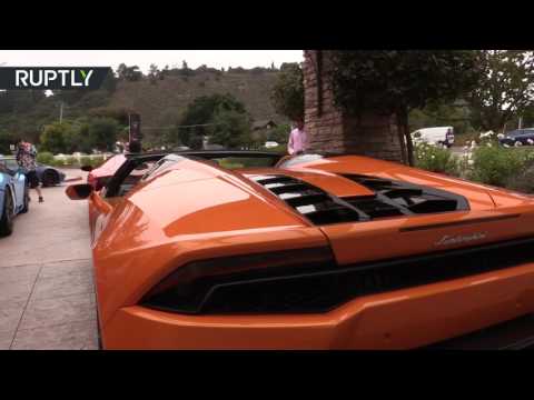 سيارات خارقة تعرض في بيبل بيتش في كاليفورنيا