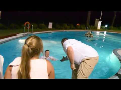 شاهد عريس يتعرض لموقف محرج في حفل زفافه