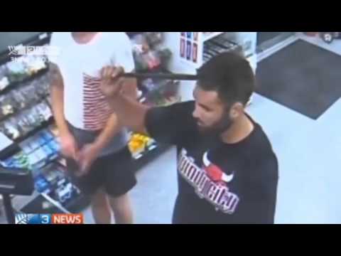 شاب يقتحم متجرًا بقضيب حديدي في رأسه