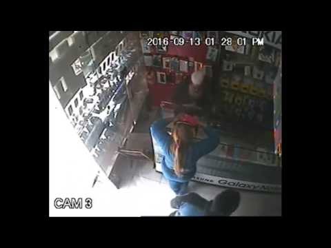 شاهد فتاة حسناء تخدع شيخًا وتسرق هاتفًا جديدًا من محل في عين شمس