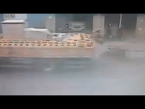 إصابة سائق عقب اصطدامه بشاحنة من الخلف