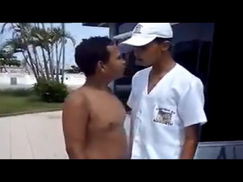 شرطي يتدخل لإنهاء خناقة بين مراهقين