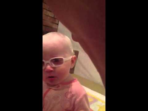 رد فعل طفل أثناء غناء والدته