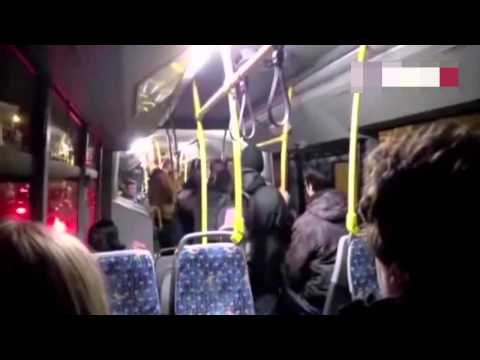 شاب يبرح رجل ضربًا لمطالبته بالهدوء