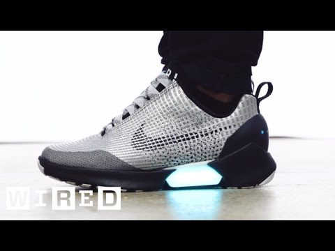 بالفيديو nike تطرح أخيرا حذاءً ذكيًا يربط نفسه تلقائيًا
