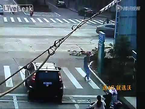 شاحنة ضخمة تدهس فتاة تقود دراجتها