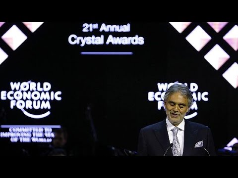 بوتشيلي يحصد جائزة الكريستال في دافوس