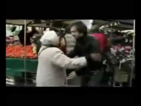 أحضان مجانية خلال الاحتفال بيوم العناق