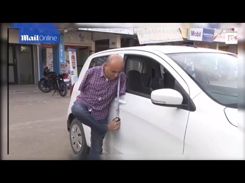 شاهد رجل بلا ذراعين يحصل على رخصة قيادة