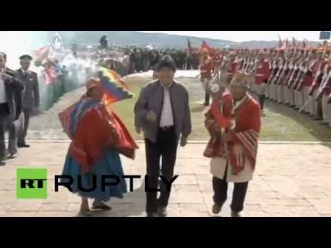 حفل تتويج الرئيس إيفواري موراليس من السكان الأصليين