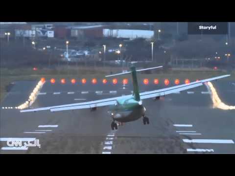 لحظات مرعبة لهبوط طائرتين في بريطانيا