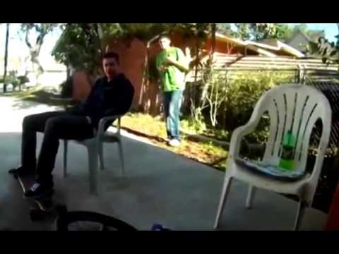 شاب يضرب صديقًا له بقسوة خطيرة