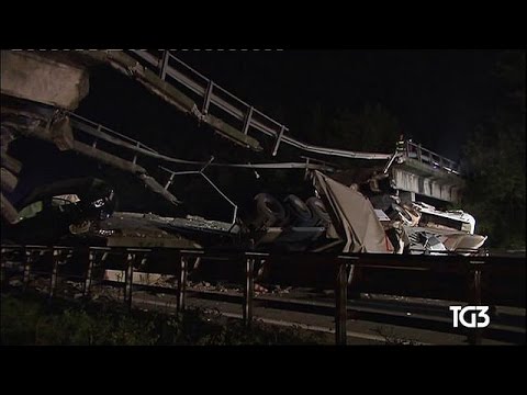 بالفيديو وفاة شخص في حادث انهيار جسر خرساني بين ميلان وليكو