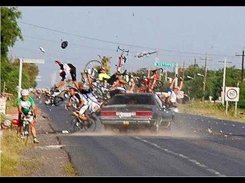 بالفيديو سيارة صغيرة تقتحم الرصيف في بريطانيا وتدهس المارة