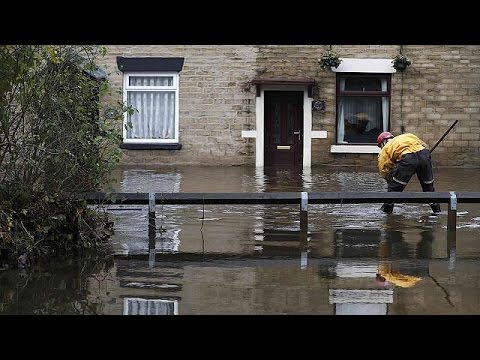 شاهد مياه الأمطار الغزيرة تجتاح منازل وشوارع بريطانيا