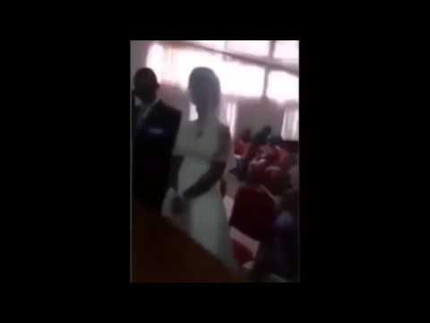 شاهد فتاة تنتقم من صديقها السابق بارتداء فستان عروسته في حفل زفافه