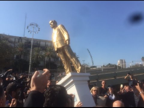 شاهد لحظة إزالة تمثال نتنياهو المطلي بالذهب من وسط تل أبيب