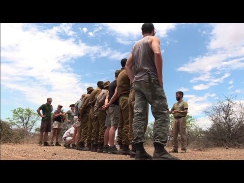 شاهد مقاتلون قدامى يخوضون حربا في جنوب أفريقيا