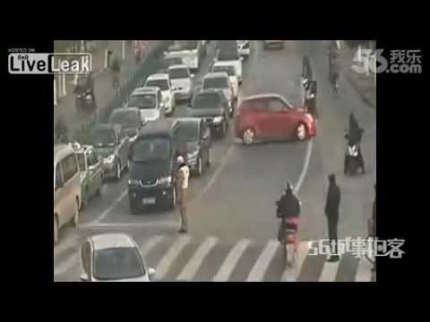 سيارة تصدم شرطيين للهروب من مخالفة مرورية