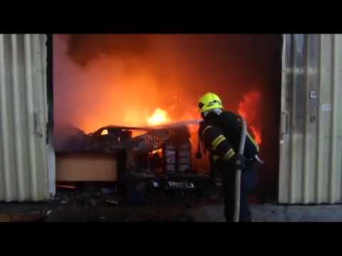 السيطرة على حريق داخل بعض المستودعات في أبوظبي