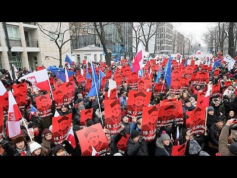 بالفيديو تواصل الاحتجاجات في بولندا ضد تضييق الخناق على وسائل الاعلام
