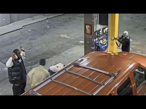 شاهد لحظة سرقة أميركي تحت تهديد السلاح