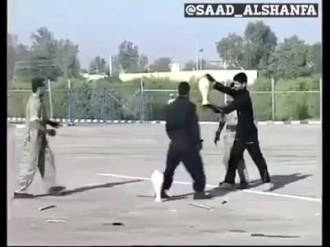 ضابط إيراني يتعرض لموقف محرج في عرض عسكري