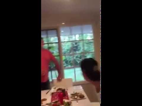 مقلب الطعام الحار يجعل الأب يتلوى أمام أبنائه