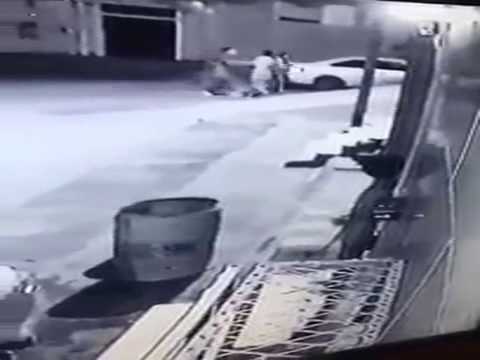 شاهد لحظة دهس شاب سعودي لآخر