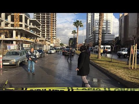 شاهد قتلى وجرحى جراء انفجار سيارة ملغمة قرب قصر العدل في إزمير