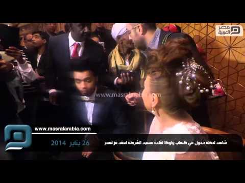 رجل يسلب عصا المرور من يد متقاعد ثمانيني