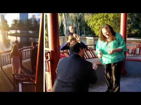 رجل يقيم حفلة زفاف وهمية لخطبة صديقته